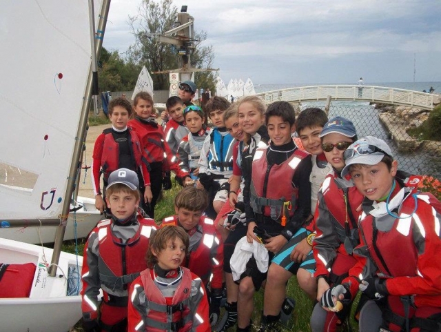  Pequeño grupo de regatistas 